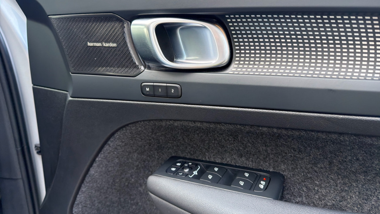 Volvo XC40 2.0 B4P Ultimate Dark 5dr Auto Petrol Estate